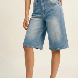 Bermuda jeans azul claro com perna larga até o joelho