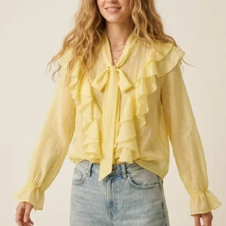 Blusa amarela com folhos e laço no pescoço