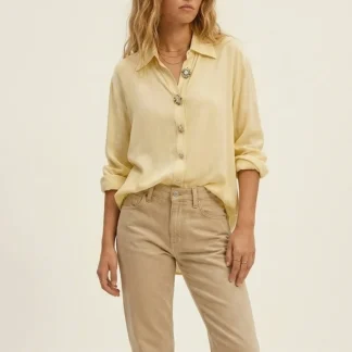 Blusa Amarela Manteiga com Detalhes e Botões em Tecido Tencel