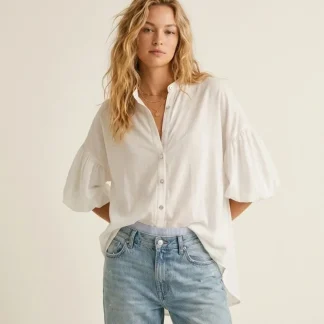 Blusa Branca com Botões na Frente Mangas Bufantes e Barra Assimétrica