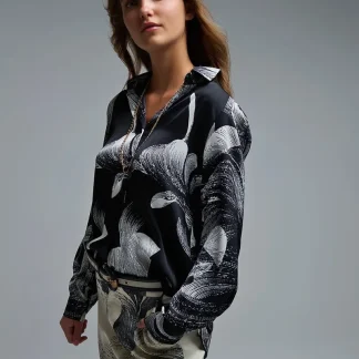 Blusa de cetim preta com estampado abstrato
