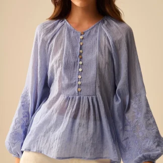 Blusa de chiffon azul com bordados nas mangas