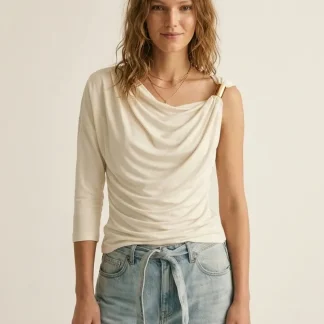 Blusa de uma manga creme em viscose elástica com detalhe dourado