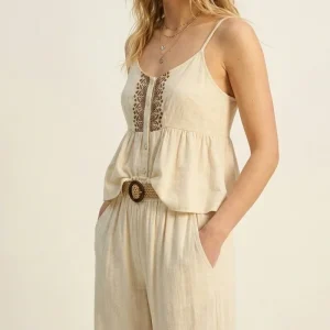 Blusa Peplum com Botões na Frente e Detalhe Bordado em Creme