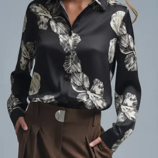 Blusa preta com bot›es florais em tecido de cetim