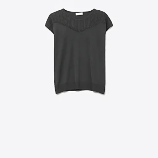 Blusa Preta de Malha com Detalhe Texturizado no Peito