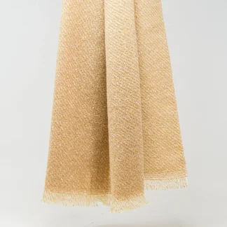 Cachecol cor de camelo com pormenor de fio dourado