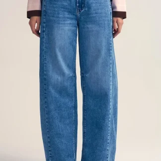 Calça de ganga direita estilo barrel com detalhe de costura no joelho