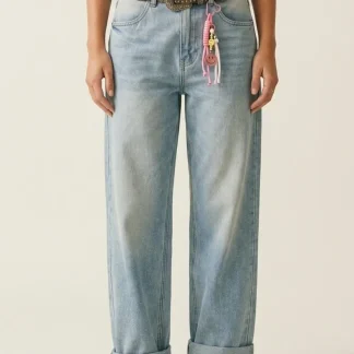 Calça Jeans Denim Azul Claro de Perna Larga estilo mom com Detalhe de Pingente