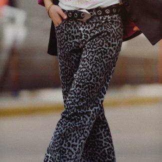 Calças cinza com estampa de leopardo