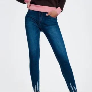 Calças de ganga skinny com bainha inacabada