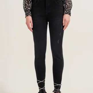 Calças de ganga skinny pretas desfiadas com bainha de fundo cortado