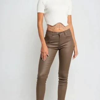 Calças super skinny em pele sintética bege