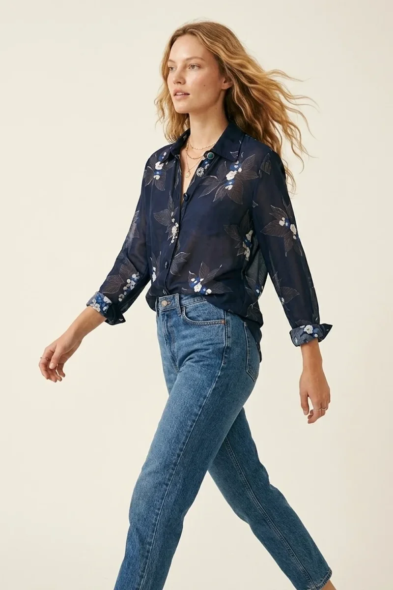 Camisa Azul-Marinho com Estampa Floral e Botões em Chiffon com Mangas Compridas - Image 2
