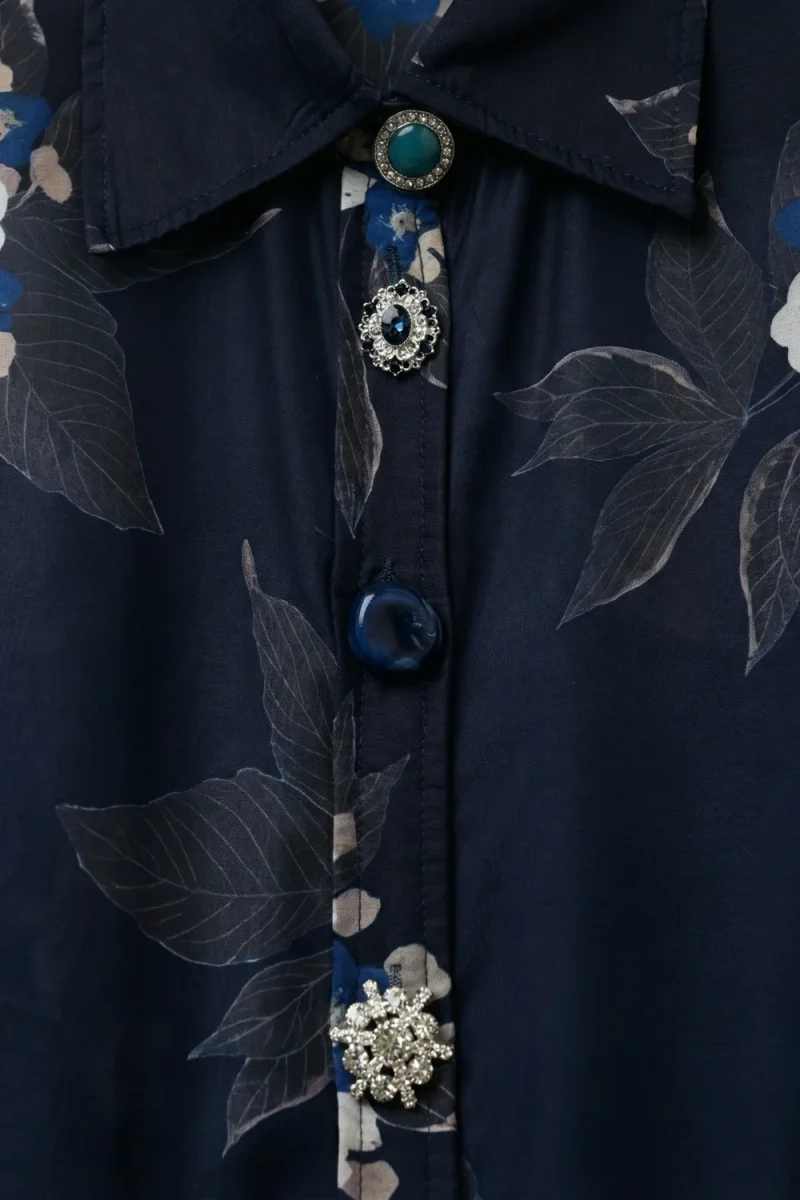 Camisa Azul-Marinho com Estampa Floral e Botões em Chiffon com Mangas Compridas - Image 7