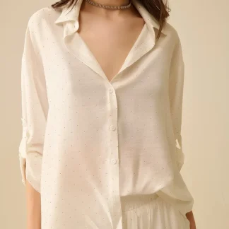 camisa branca leve com pormenores em strass