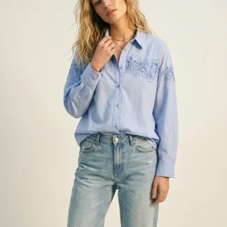 Camisa com botões azul clara com pormenor de renda