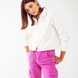 Camisa com colarinho de franjas e strass em branco