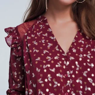 Camisa estampada marrom com babados nos ombros