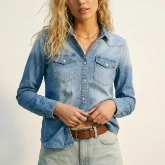 Camisa Jeans Azul Claro com Fechamento Frontal de Botões