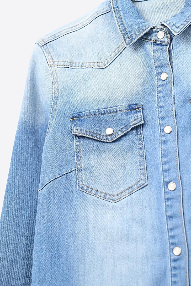 Camisa Jeans Azul Claro com Fechamento Frontal de Botões - Image 6