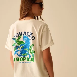 Camiseta branca feita na Itália com estampa gráfica tropical