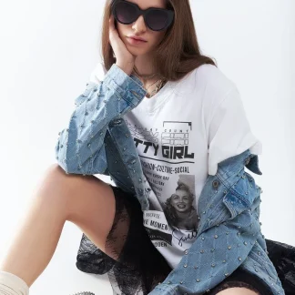 Camiseta Branca Relaxada Marilyn Monroe Com Ícones da Cultura Pop