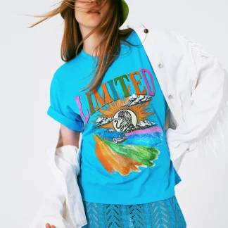 Camiseta com estampa gráfica limitada em azul