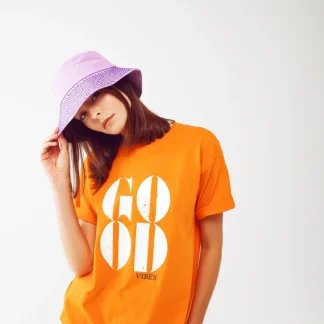 Camiseta com o texto Good Vibes em laranja