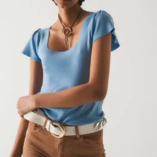 Camisola azul com decote quadrado e manga bufante