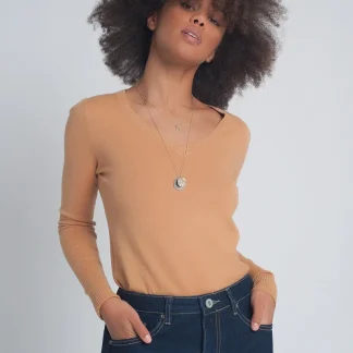 Camisola básica em camelo com decote em V macio