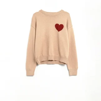 Camisola bege com pormenor de coração vermelho
