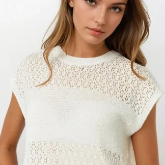 Camisola branca com malha aberta macia e mangas caídas
