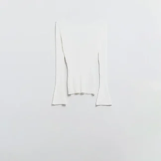 camisola branca com nervuras aberta nas costas