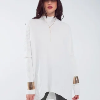 Camisola branca de grandes dimensões com pormenores de riscas