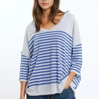 Camisola cinzenta com riscas azuis e decote em V