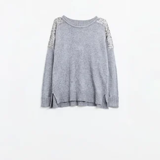 Camisola cinzenta de mangas compridas com lantejoulas nos ombros