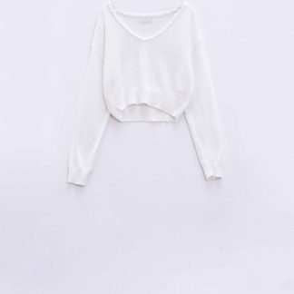 Camisola creme com decote em V largo e pormenores entrançados