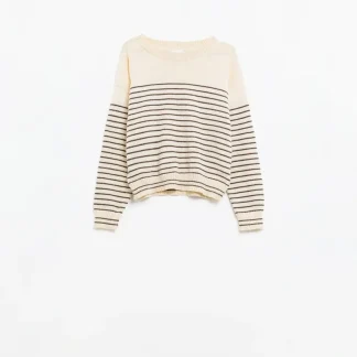 Camisola creme com riscas castanhas e gola redonda