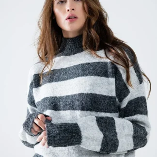 camisola de gola alta às riscas cinzentas