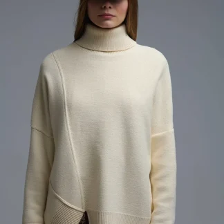 Camisola de gola alta assimétrica de malha macia em bege