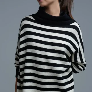 Camisola de gola alta com asas de morcego e riscas em preto e branco