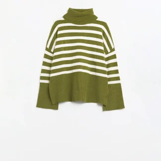 Camisola de gola alta verde com riscas brancas e fendas laterais