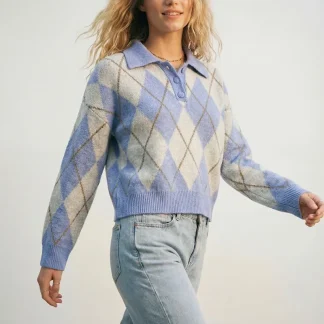Camisola de malha azul com padrão de losangos e gola polo.