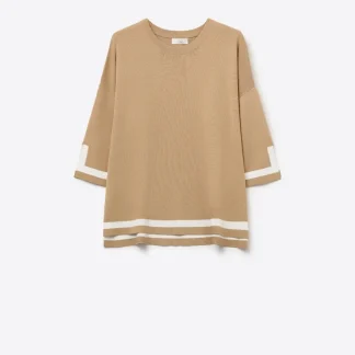 Camisola de malha fina camel com pormenor de risca em branco e mangas 3/4