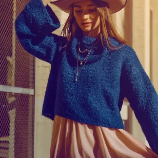camisola de malha macia de gola alta em azul