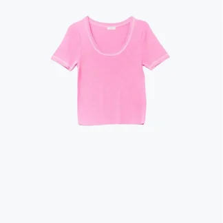 Camisola de manga curta em rosa com costura prateada no pescoço redondo