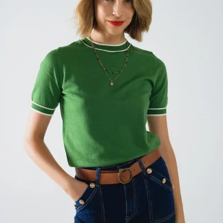 Camisola de manga curta verde com pormenor de linha branca