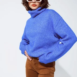 Camisola fofa azul clara com gola alta