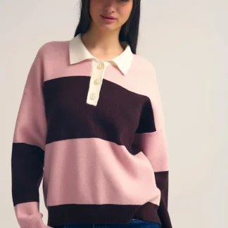 Camisola pólo de malha rosa com riscas castanhas